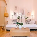 Апартаменты One Bedroom Apartment In Historic Center Of Cascais, Walking Distance To The Beach Кашкайш