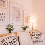 Апартаменты One Bedroom Apartment In Historic Center Of Cascais, Walking Distance To The Beach Кашкайш